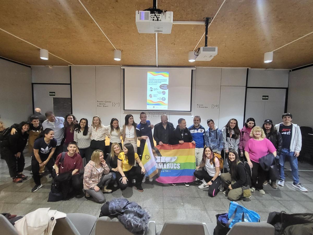 Lesbianas y personas trans debaten en la Universitat de València sobre LGTBIfobia en el deporte.