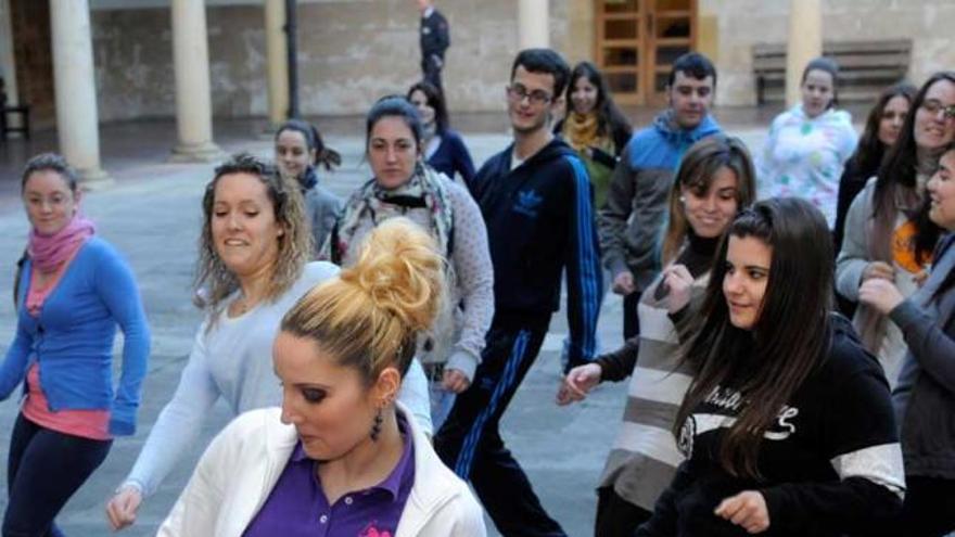 María José García y sus alumnos bailan hip hop en el patio de la Universidad.