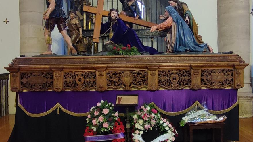 La familia del José Hernández deposita las coronas y ramos de condolencias al pie de La Caída y el Nazareno