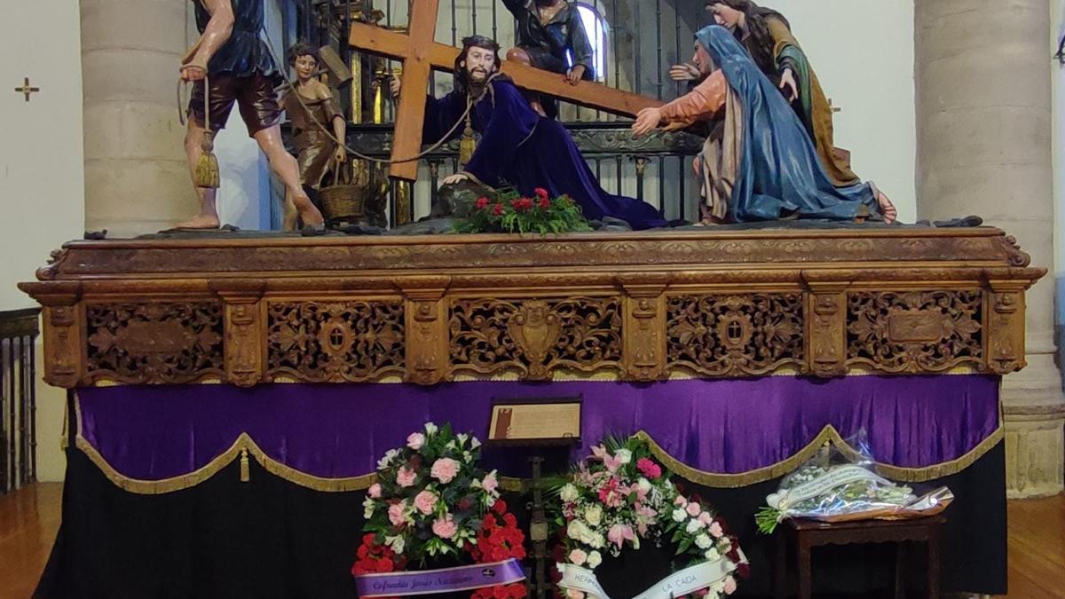 Las coronas recibidas por la familia del fallecido José Hernández reposan junto a La Caída de Jesús Nazareno