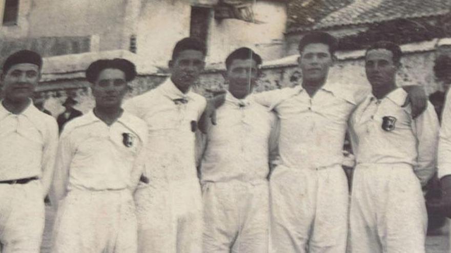 Fotografía de 1922 expuesta en el Museo de Vélez CF, de Nita Carmona (2d), alias &#039;El Veleta&#039;, caracterizada como un varón, junto a compañeros de su equipo del Vélez de Málaga.