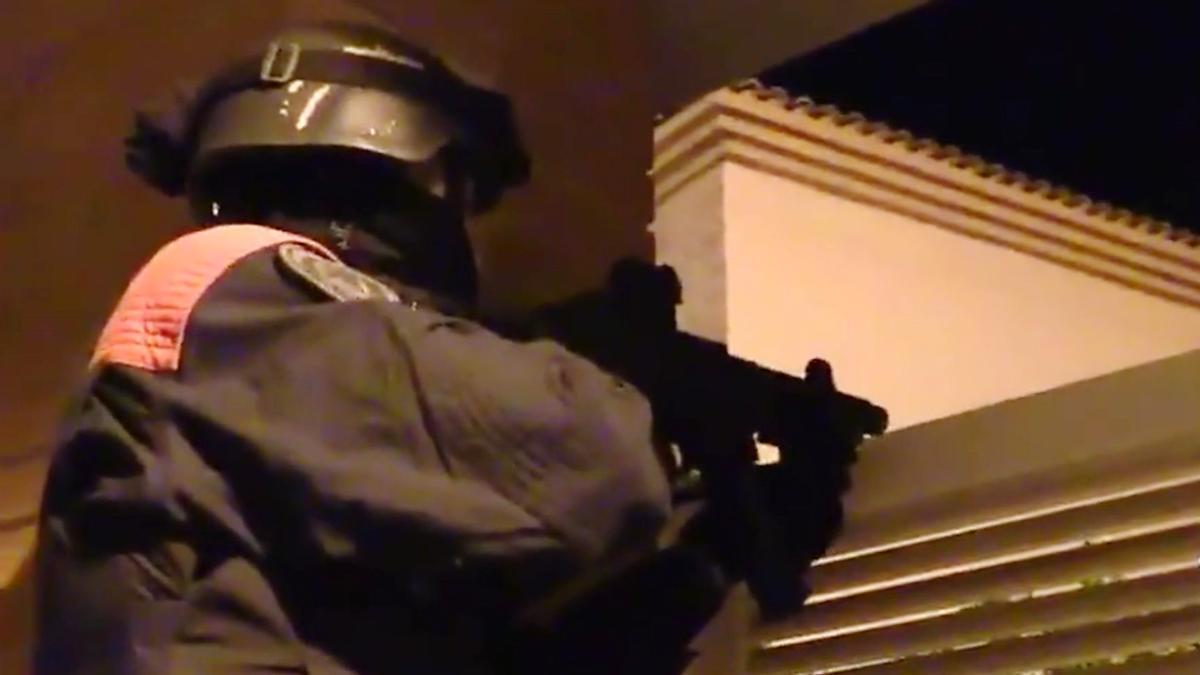 Un dispositiu amb més de 450 mossos colpeja la venda de cocaïna al barri de Sant Roc de Badalona