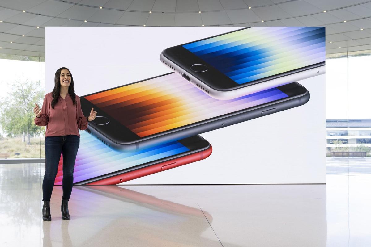 Cupertino (Usa), 08/03/2022.- A handout photo made available by Apple shows Apple’Äôs Francesca Sweet talking about the enhanced features of the new iPhone SE during the Apple Keynote event at Apple headquarters in Cupertino, California, USA, 08 March 2022. (Francia, Estados Unidos) EFE/EPA/APPLE HANDOUT / BRROKS KRAFT HANDOUT EDITORIAL USE ONLY / NO SALES HANDOUT EDITORIAL USE ONLY/NO SALES