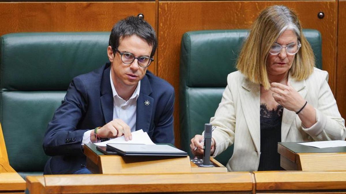 El candidato de EH Bildu a lehendakari, Pello Otxandiano, y la cabeza de lista de EH Bildu por Gipuzkoa, Nerea Kortajarena.