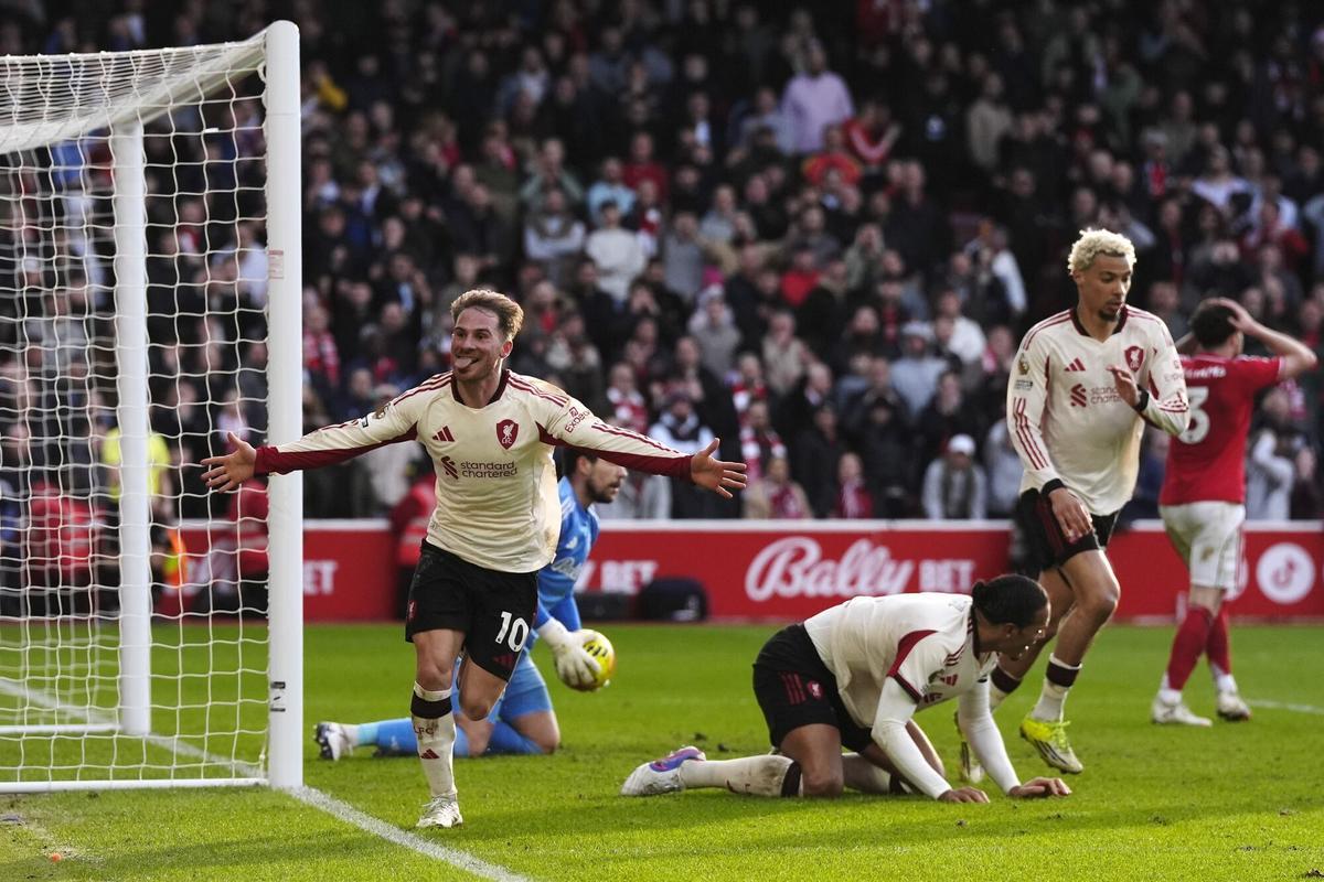 Alexis Mac Allister, del Liverpool, celebra su gol en el descuento ante el Nottingham Forest