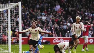 Alexis Mac Allister, del Liverpool, celebra su gol en el descuento ante el Nottingham Forest