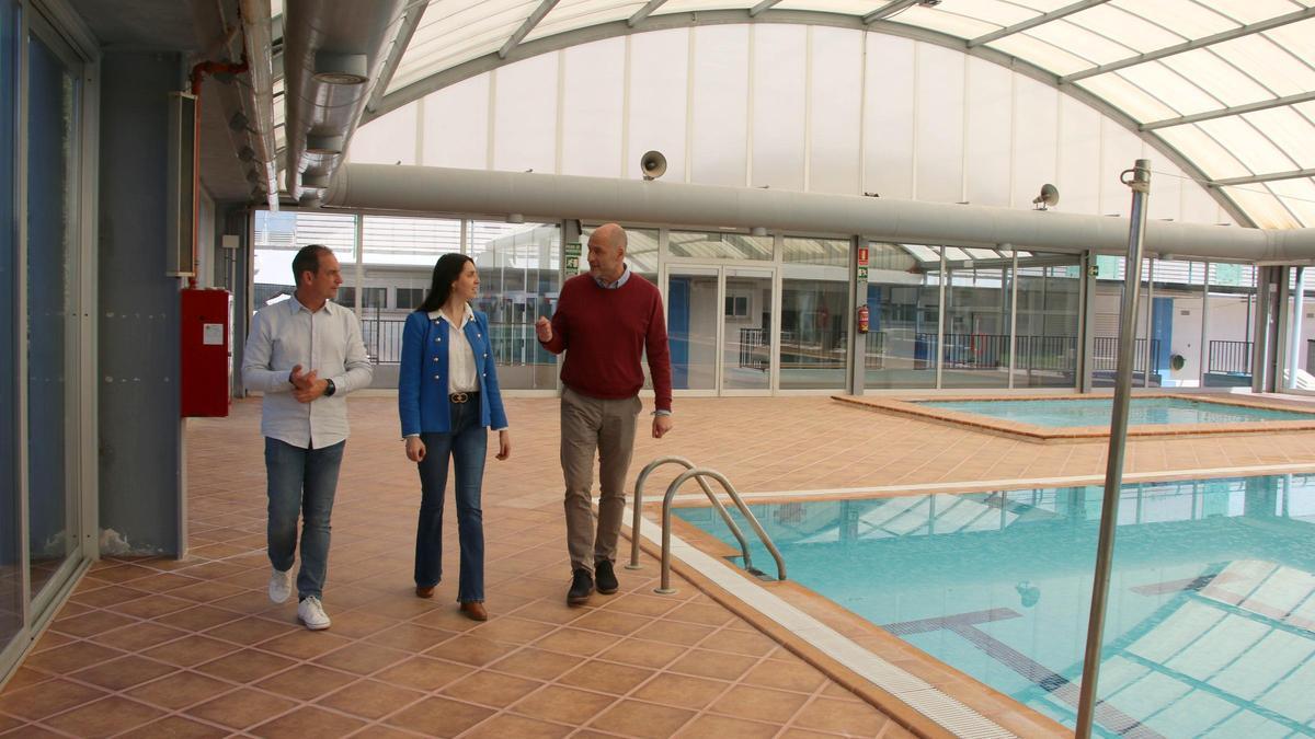 La alcaldesa, Tania Agut, encabezó la visita a la piscina, con el objetivo de reabrirla a corto plazo.