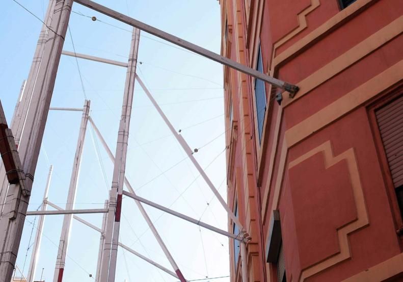 Polémica instalación de las luces de Fallas en la calle Sueca