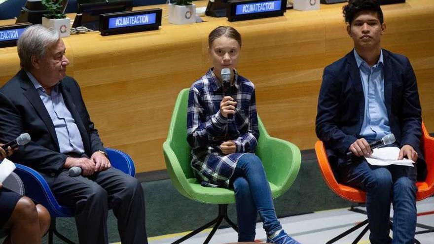 El secretario general de la ONU, Antonio Guterres, escucha a Greta Thunberg, ayer. // A.P./Eduardo Muñoz