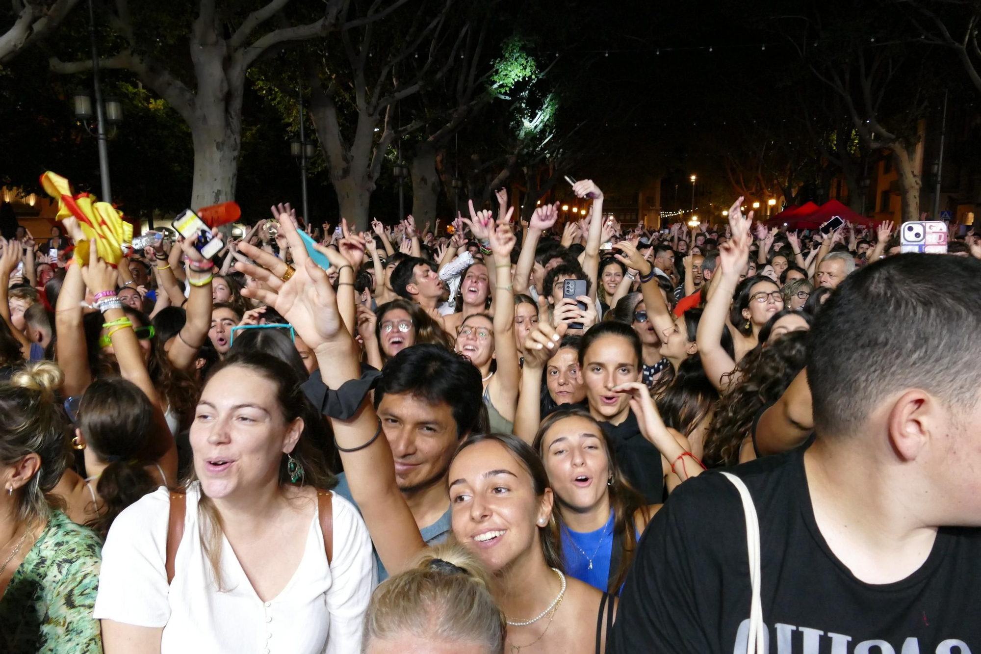 Llum, foc, confeti i molta música a la tercera nit d'Acústica