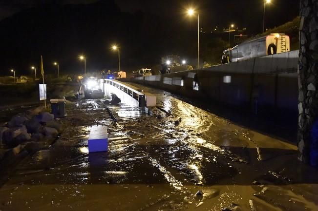 Se rompe una tubería de suministro de agua ...