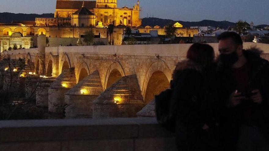 Vista de la Mezquita-Catedral y el Puente Romano iluminados.