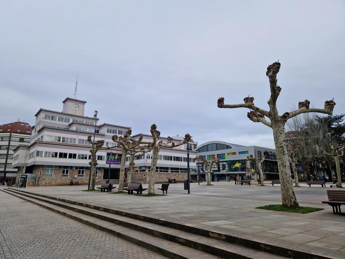 Vista da Praza do Concello e da casa consistorial, á esquerda.