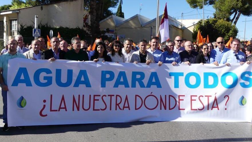 Un momento de la manifestación que tuvo lugar en la plaza de España de Hellín.