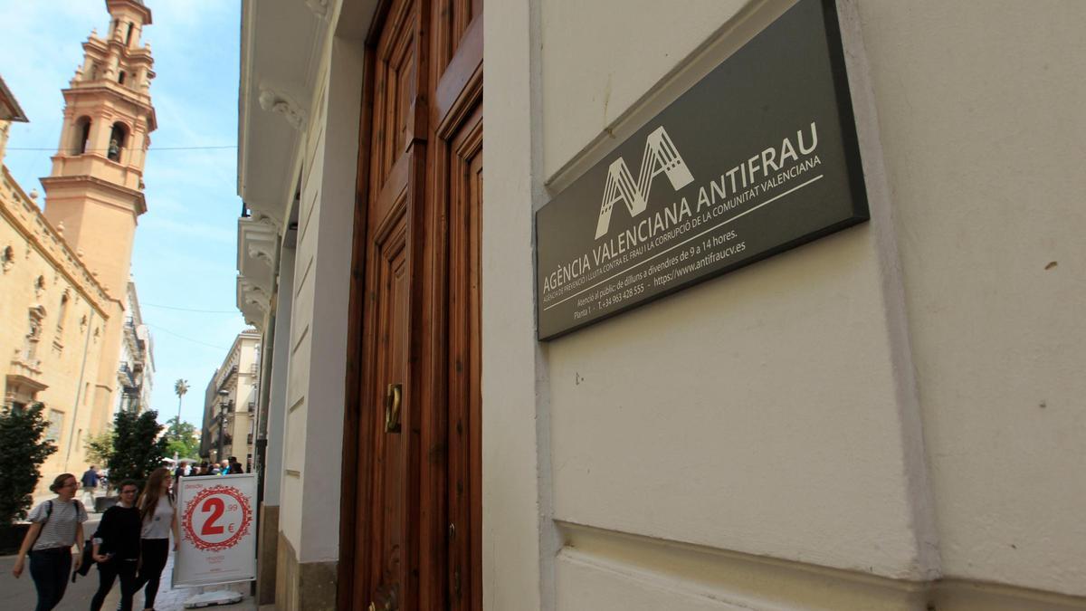 Entrada al edificio donde está ubicada la sede de la Agencia Valenciana Antifraude en la calle Navellos de València.