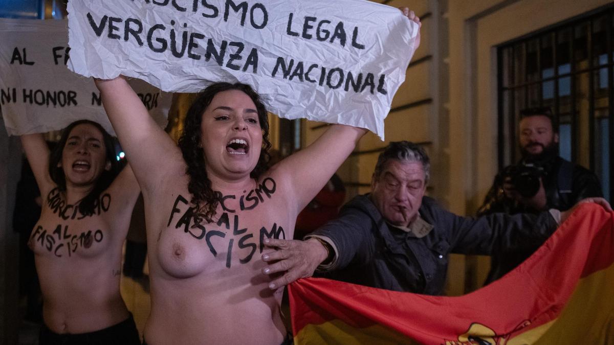 Dos activistas de ‘Femen Spain’ se manifiestan en un acto franquista en la parroquia de los Doce Apóstoles, el  pasado 20 de noviembre , en Madrid .