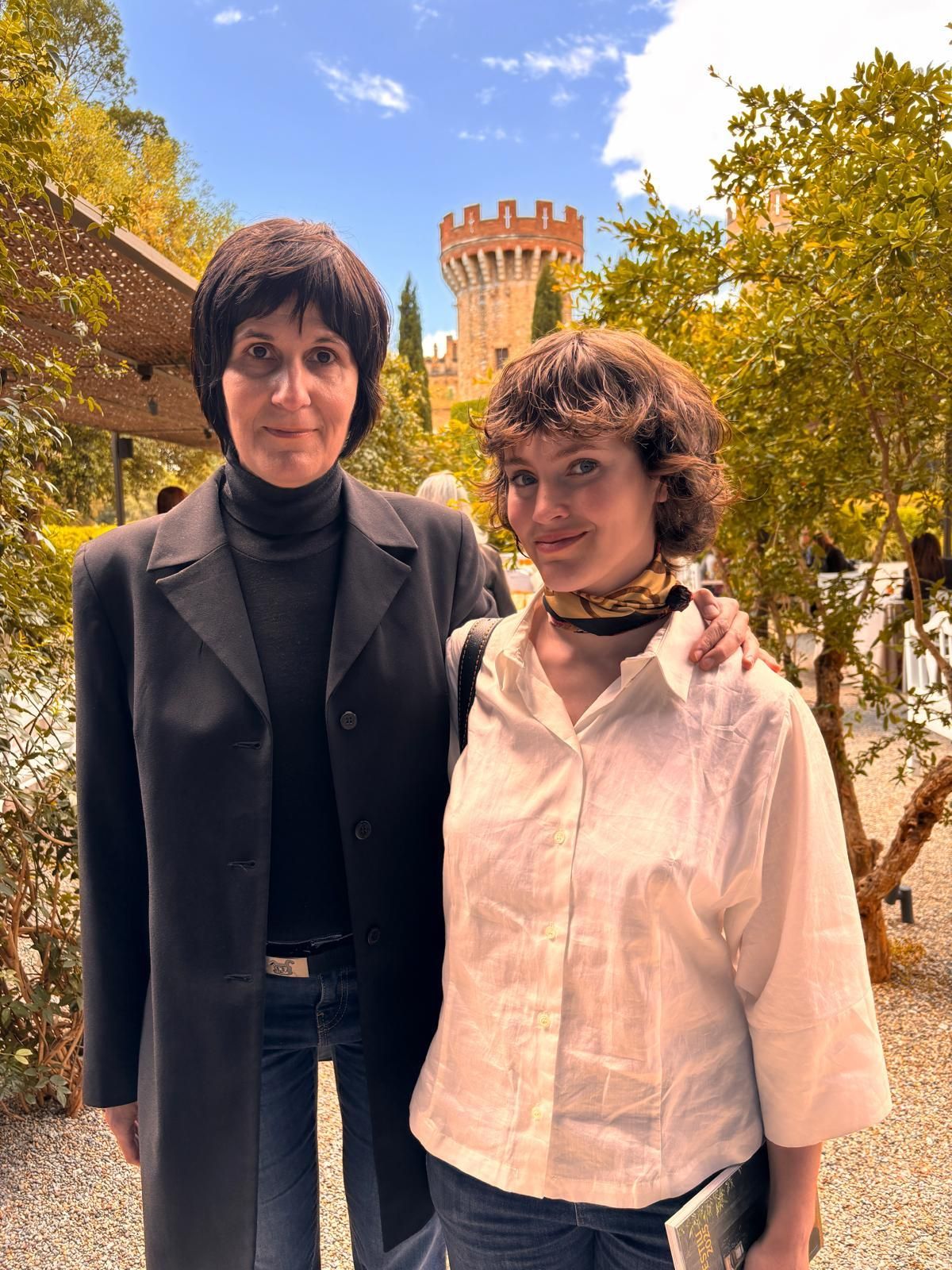 A dalt, la dramaturga Helena Tornero i l'actriu Elena Tarrats a Peralada.