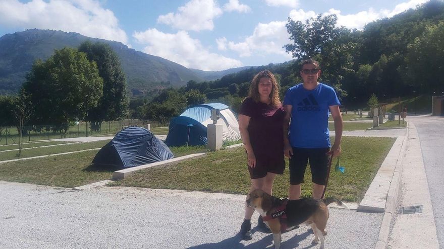 Los avilesinos Tamara Muñiz e Iván Iglesias, dos de los primeros clientes del camping. | LNE