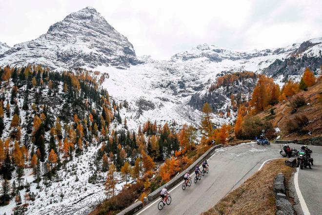 Los ciclistas escalan el Passo dello Stelvio durante la etapa 18 del  Giro dItalia 2020, a 207 kilometros entre Pinzolo y Laghi di Cancano.