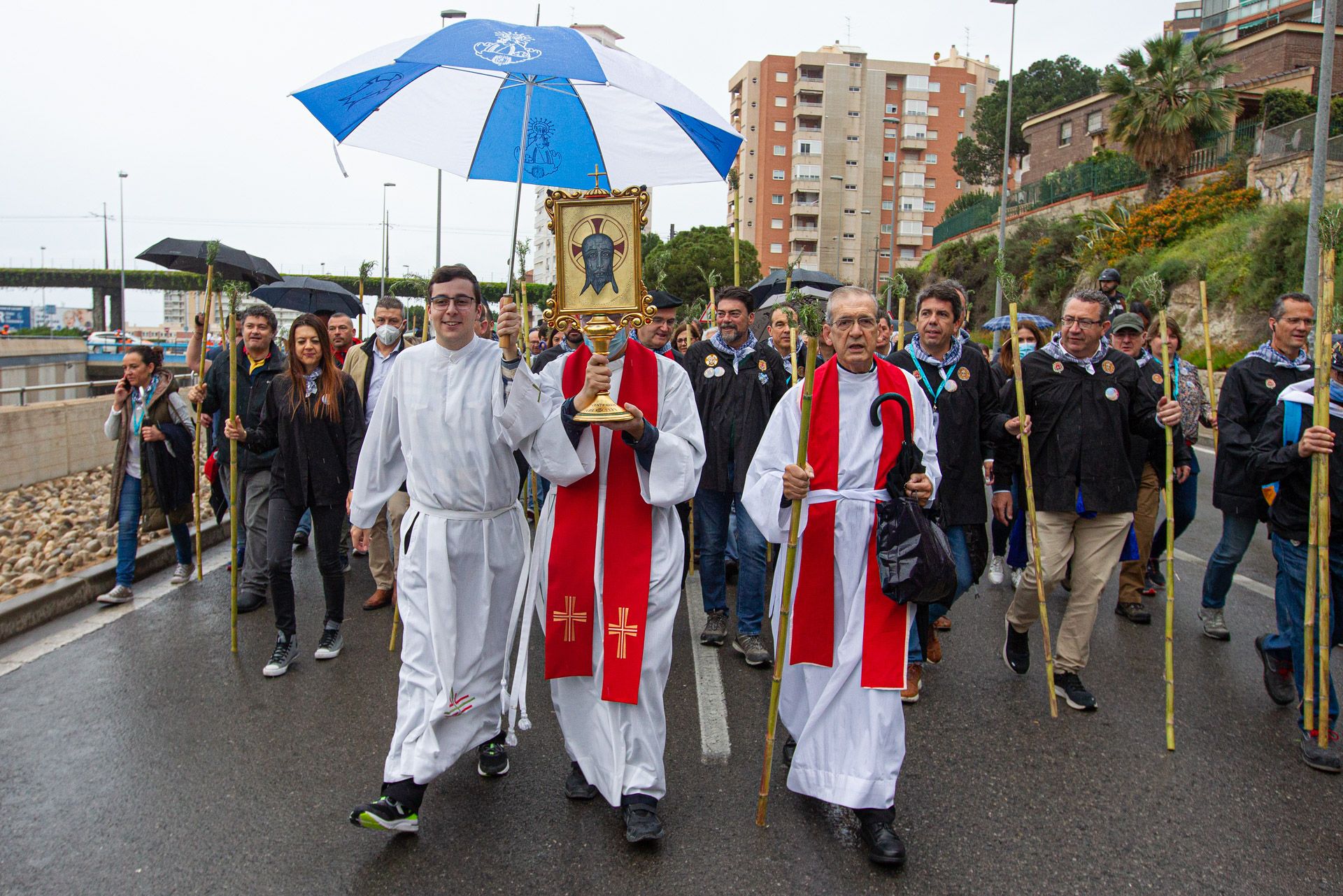 La lluvia no puede con la tradición