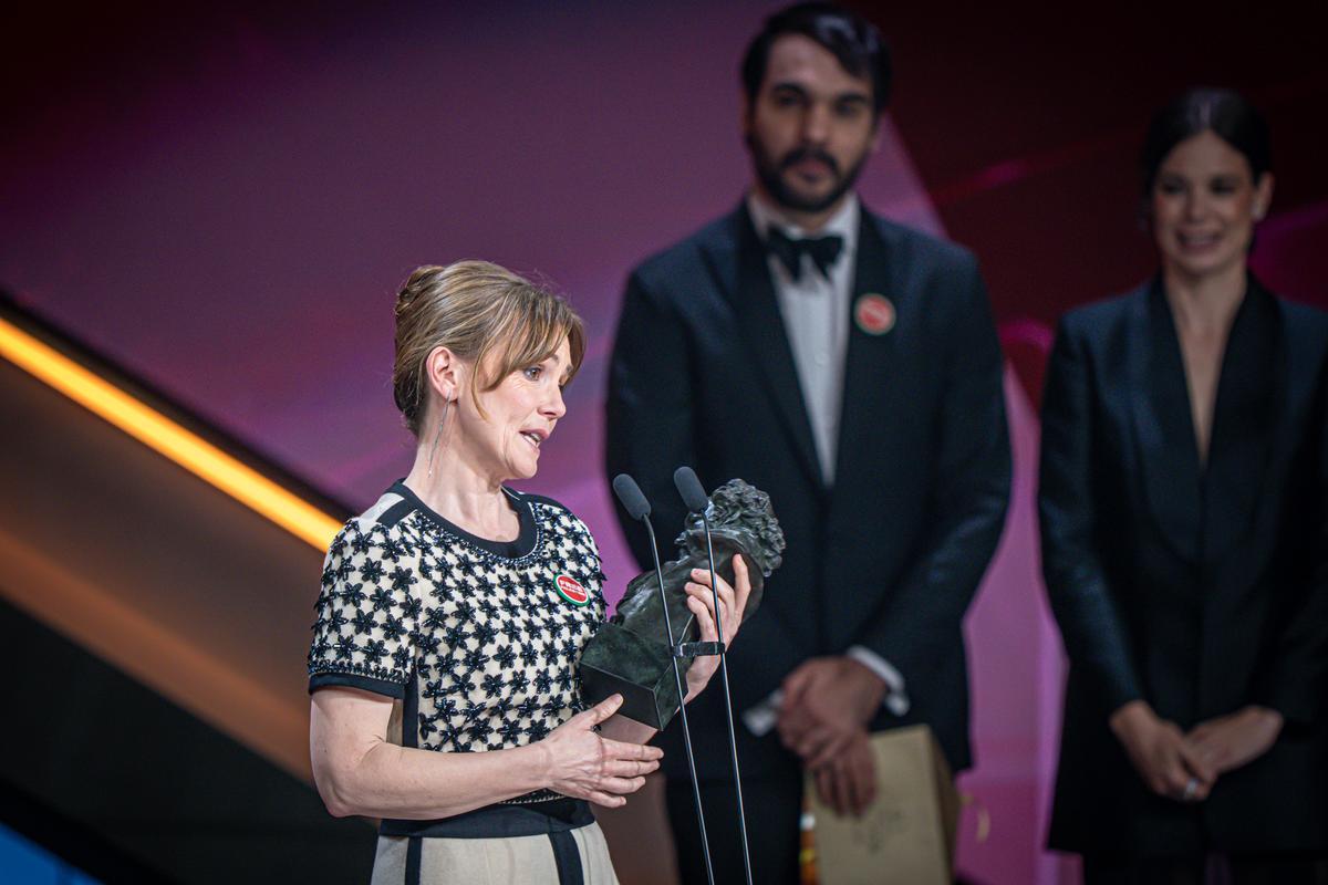 La actriz Nagore Aranburu gana el Goya a mejor actriz de reparto por su trabajo en ´Los domingos´, durante la ceremonia de entrega de los Premios Goya en su 40 edición, este sábado en el Auditorio Fórum CCIB de Barcelona.