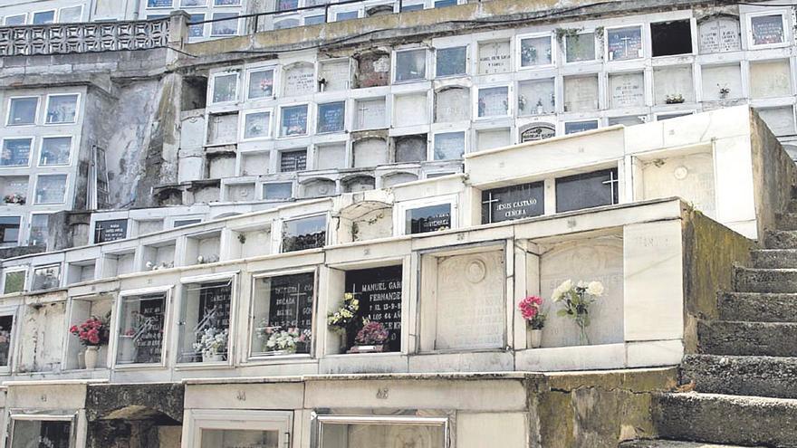 El cementerio de El Entrego mantiene cerradas sus puertas en el primer día de cese de la actividad de los propietarios