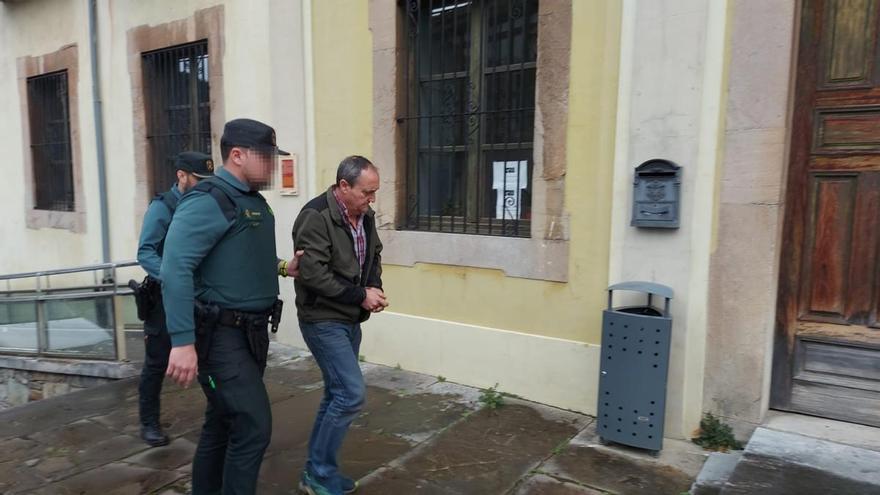 Así fue la entrada en el juzgado del vecino de Allande detenido por apuñalar a su excuñado