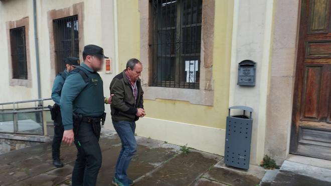 EN IMÁGENES: la entrada en el juzgado del vecino de Allande detenido por apuñalar a su excuñado