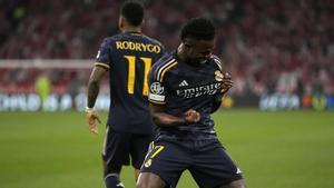 Vinicius celebra el primer gol ante el Bayern en el Allianz Arena.