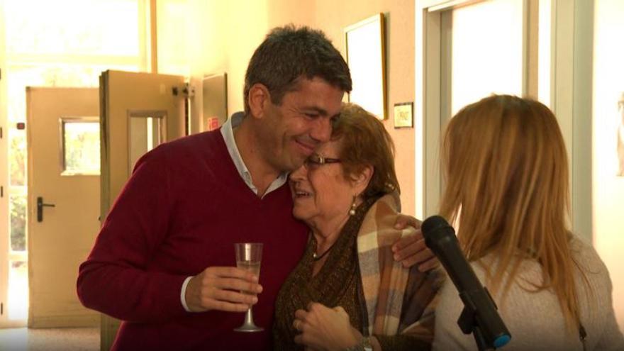 Carlos Mazón visita la residencia de personas mayores La Molineta de Petrer para felicitar la Nochebuena y Navidad