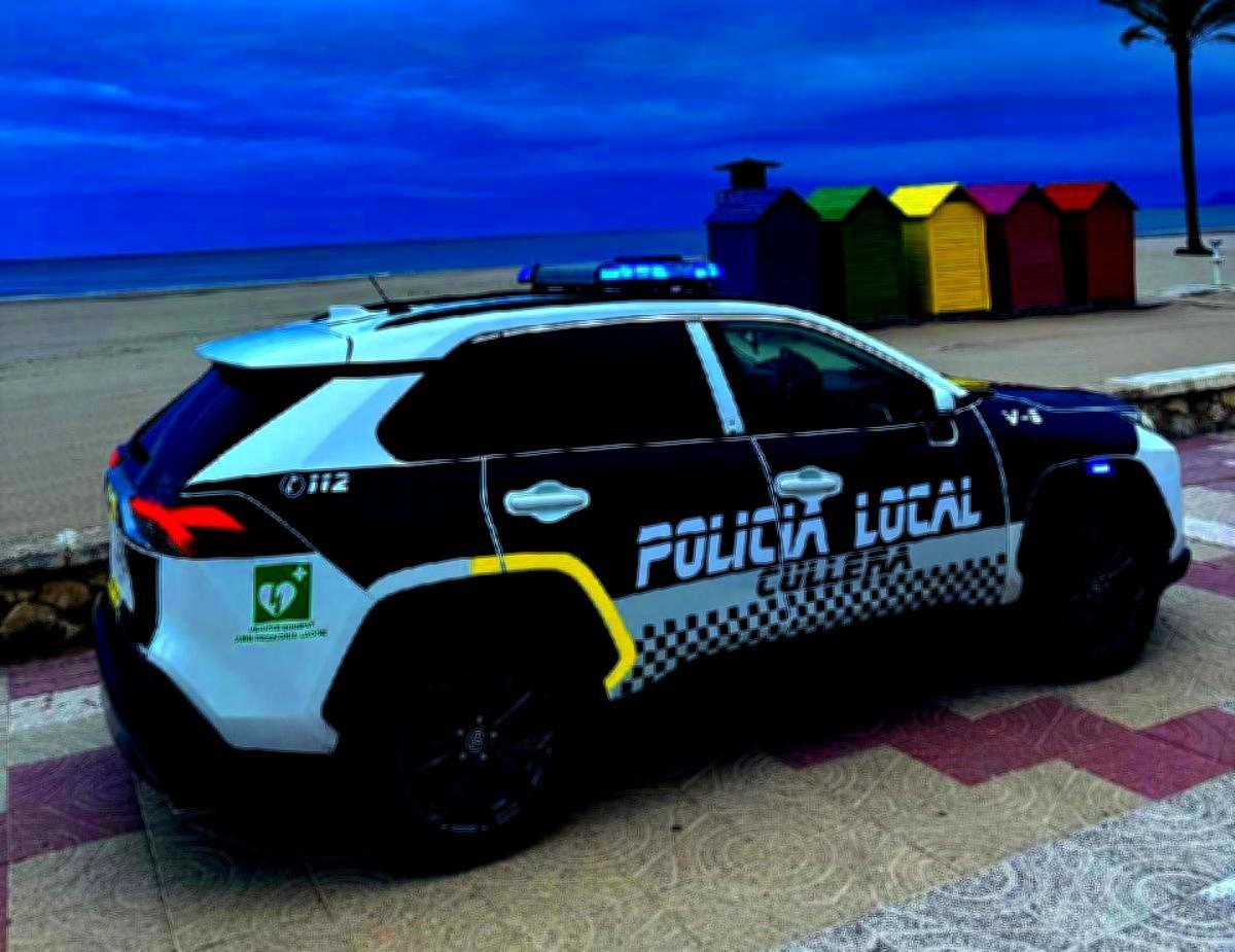 Un vehículo de la Policía Local de Cullera, la pasada madrugada, en el paseo marítimo.