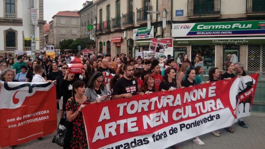 Manifestantes con la pancarta de cabecera en contra de la tauromaquia.