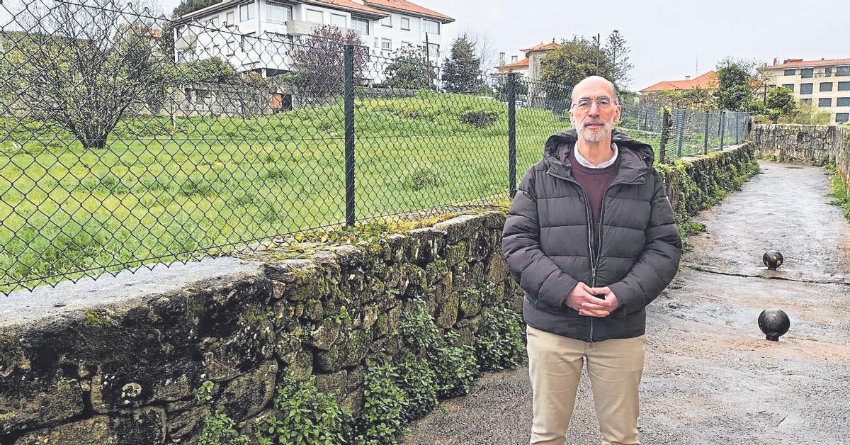 El alcalde de Baiona, Jesús Vázquez Almuiña, en uno de los terrenos de Casa 47.