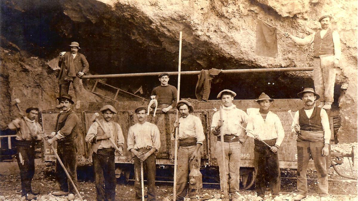 Tabajadores de Pedreguer en una cantera de América en 1912