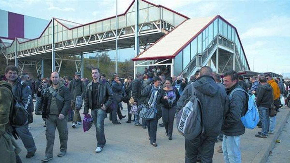 Salida de trabajadores de la fábrica de Seat en Martorell.