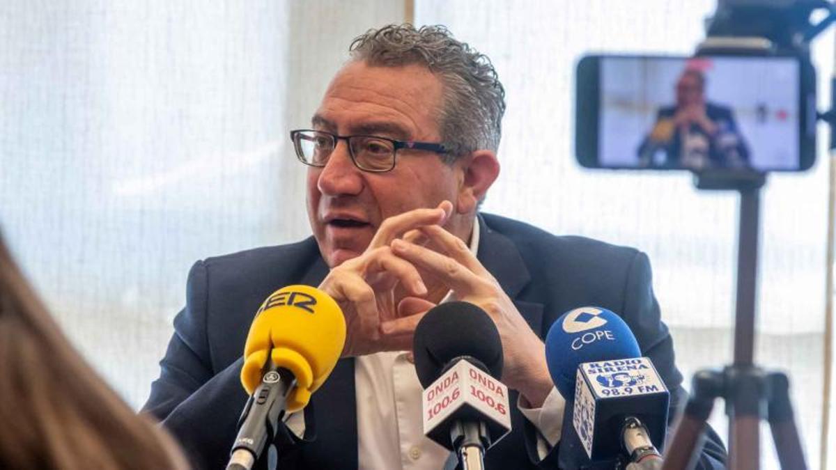 Toni Pérez durante su intervención este lunes sobre Serra Gelada