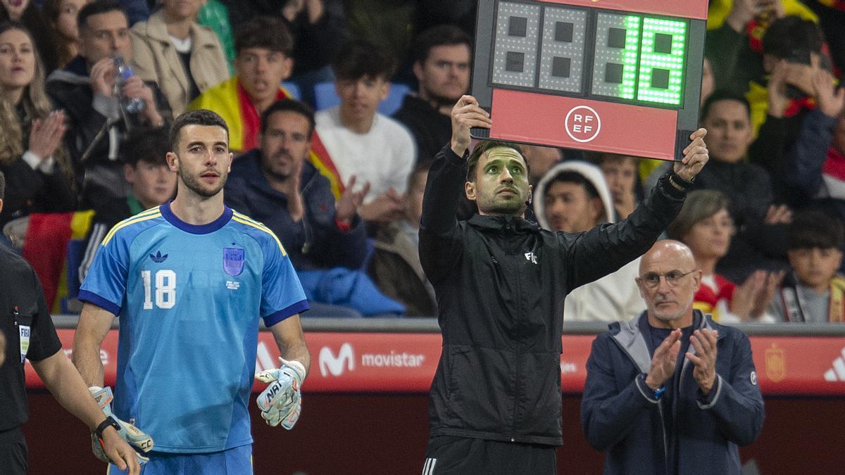 SELECCIÓN ESPAÑOLA DE FÚTBOL | Joan Garcia, sobre los pitos y aplausos de Cornellà: «Agradecido a la gente que me ha aplaudido»