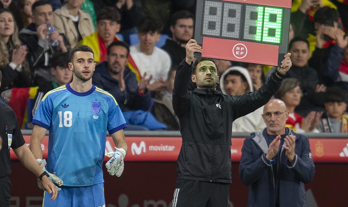 Joan García, debutante con la Roja, en el momento de su entrada al terreno de juego durante el partido amistoso entre las selecciones de España y Egipto