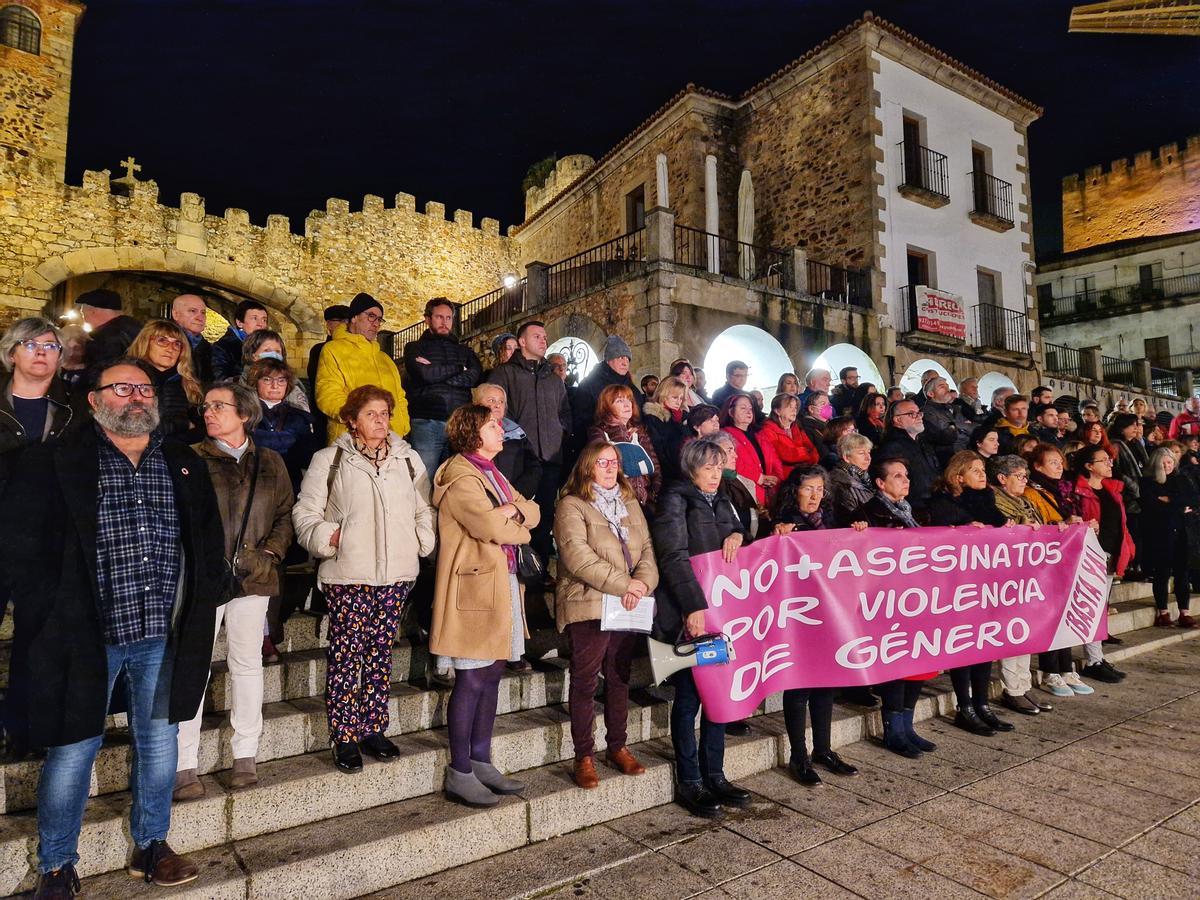 Minuto de silencio en Cáceres por las mujeres víctimas de violencia machista