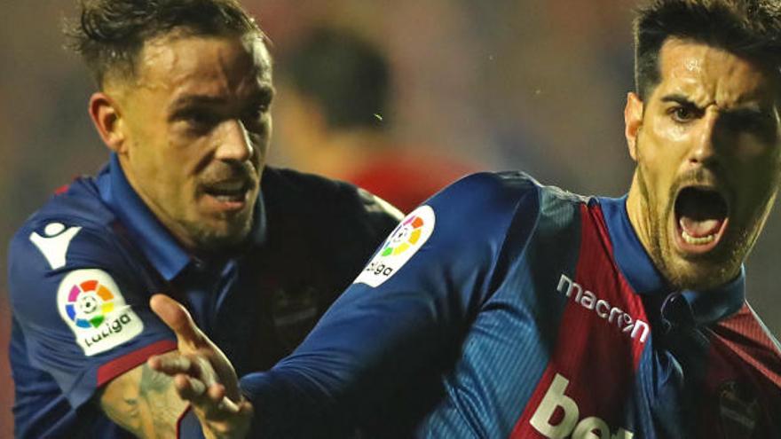 Chema celebra su gol contra el Athletic junto a Roger Martí.