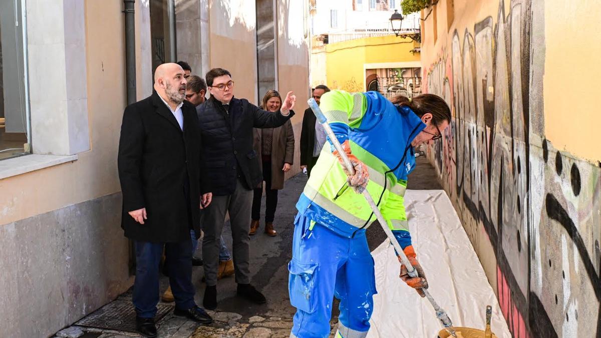 El alcalde presenció el inicio de esta campaña específica de limpieza