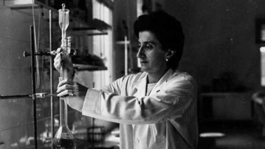 María Elisa Álvarez Obaya en el Laboratorio de Inspección Farmacéutica de Las Palmas a mediados de los años sesenta del siglo XX