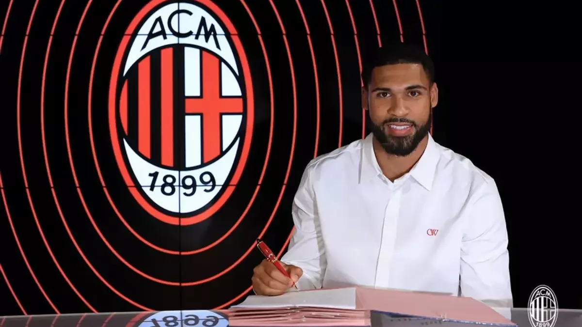 Loftus-Cheek firmando su contrato con el AC Milan