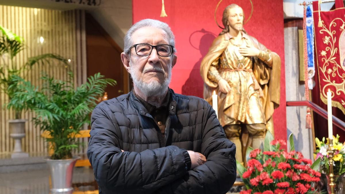 José Caravaca junto a la imagen de San Agatángelo.