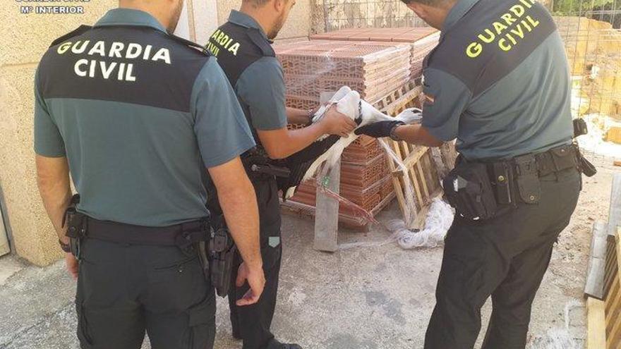 La Guardia Civil rescata una cigüeña atrapada en unas obras en Cella
