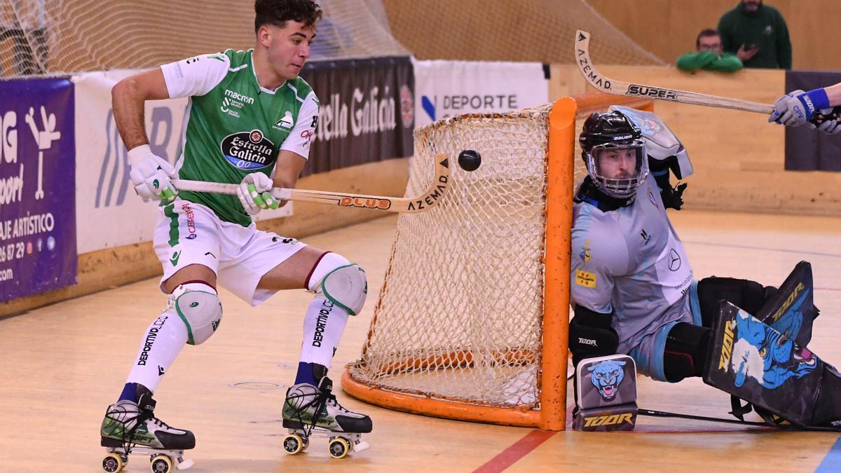 Fabrizio Ciocale intenta sorprender a Blai Roca en un partido contra el Voltregá.