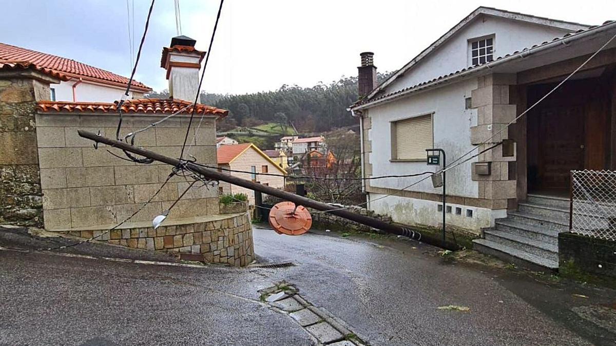 Poste del tendido eléctrico caído en el lugar de O Muíño, San Xoán, en el municipio de Poio. |   // FARO