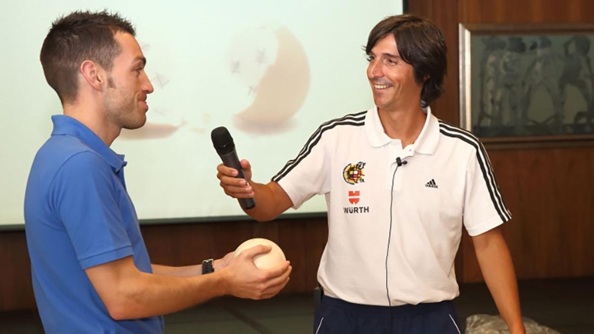 Javier Enríquez y el árbitro Eduardo Prieto Iglesias, en unos cursos.