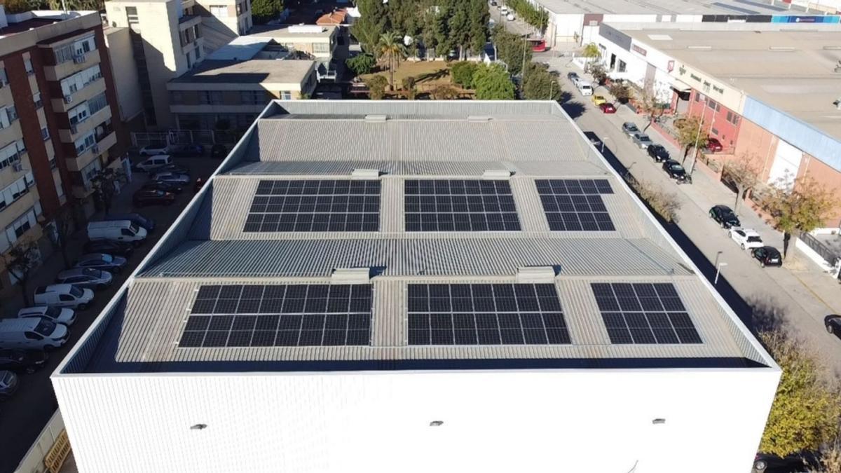 Almacén municipal con placas solares en la cubierta