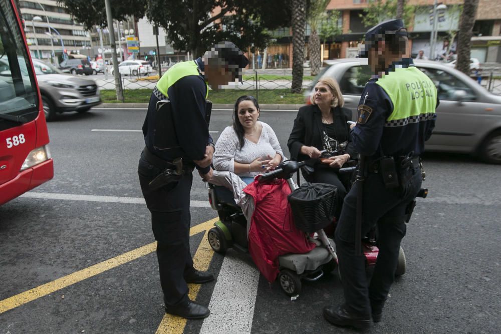 Las mujeres, que tienen problemas de movilidad, se han puesto frente al autobús durante casi una hora en la parada de Óscar Esplá